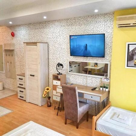 Yellow Diamond Nis Bagian luar foto