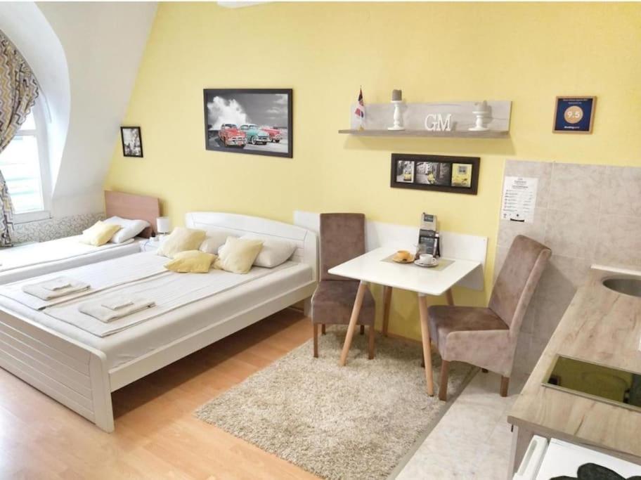 Yellow Diamond Nis Bagian luar foto