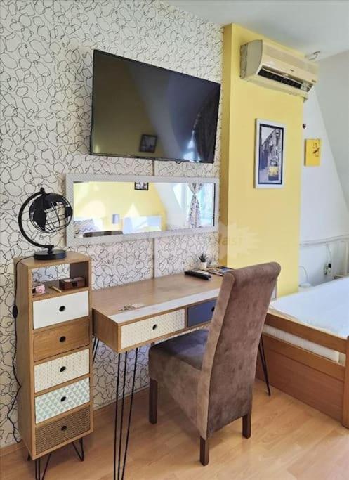 Yellow Diamond Nis Bagian luar foto
