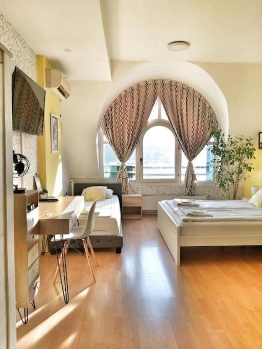 Yellow Diamond Nis Bagian luar foto