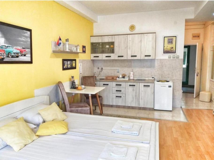Yellow Diamond Nis Bagian luar foto