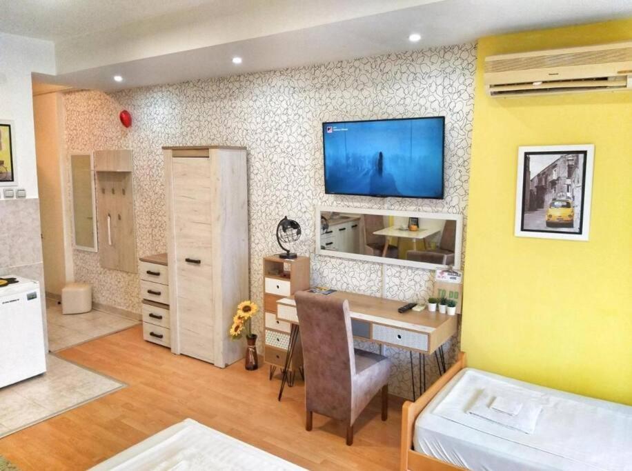 Yellow Diamond Nis Bagian luar foto